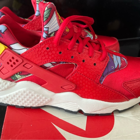 Hawaiian Floral Print Red Nike Huarache - Picture 3 of 4